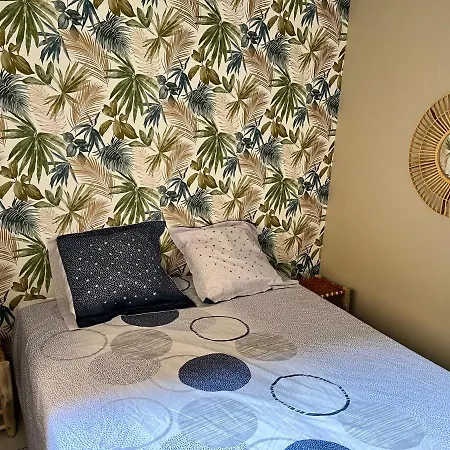 Center Yellow Apartment *