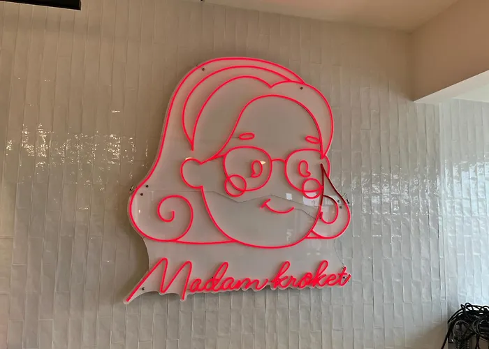 Center Yellow 公寓